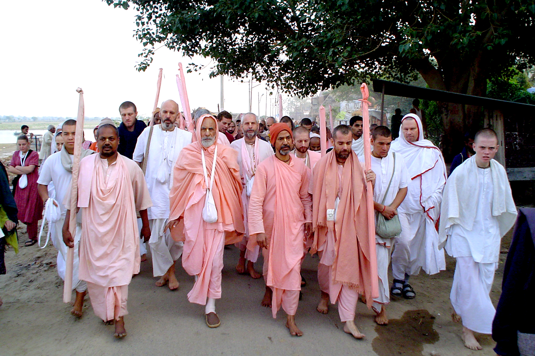 Gurudeva avec disciples