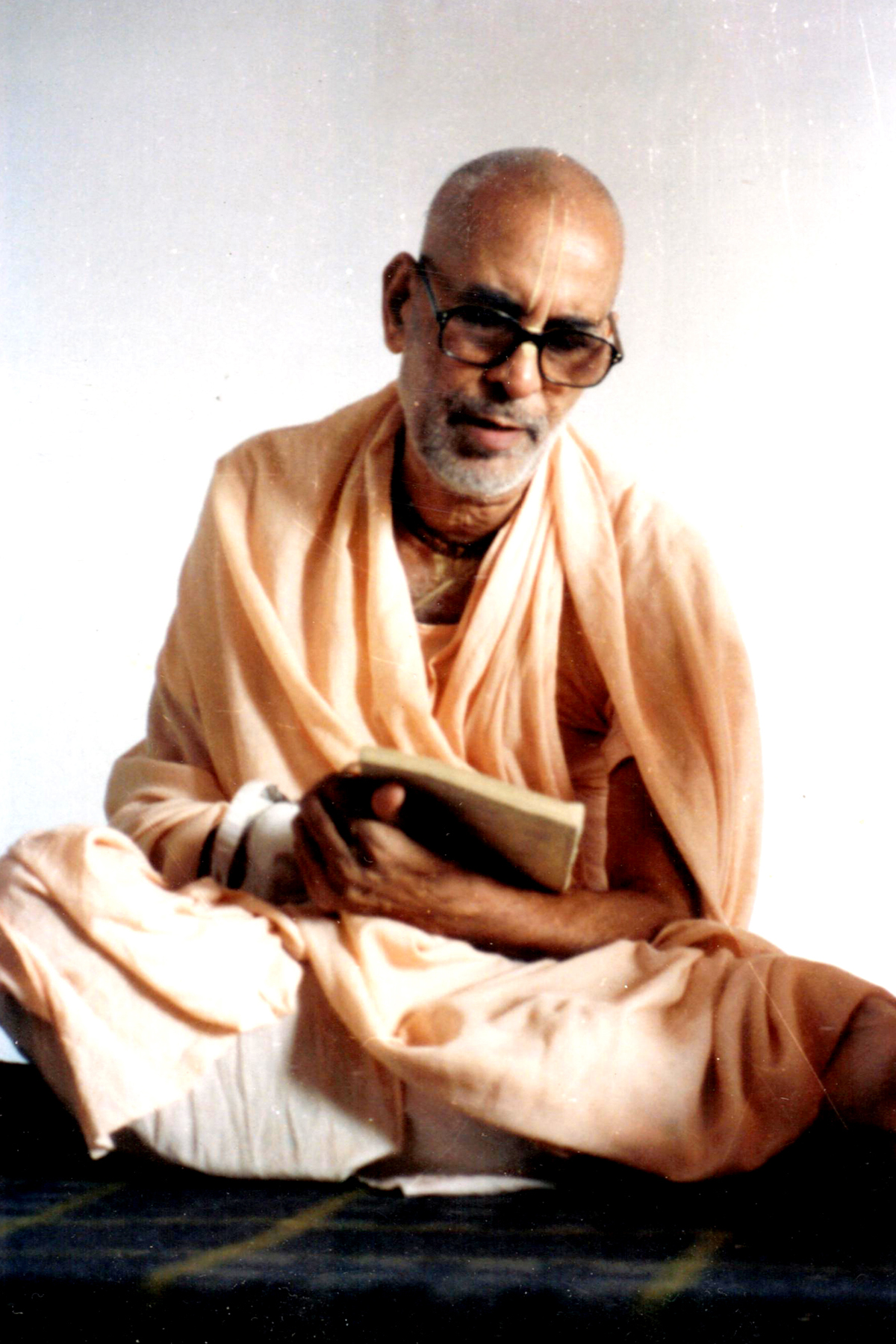 Gurudeva avec livre