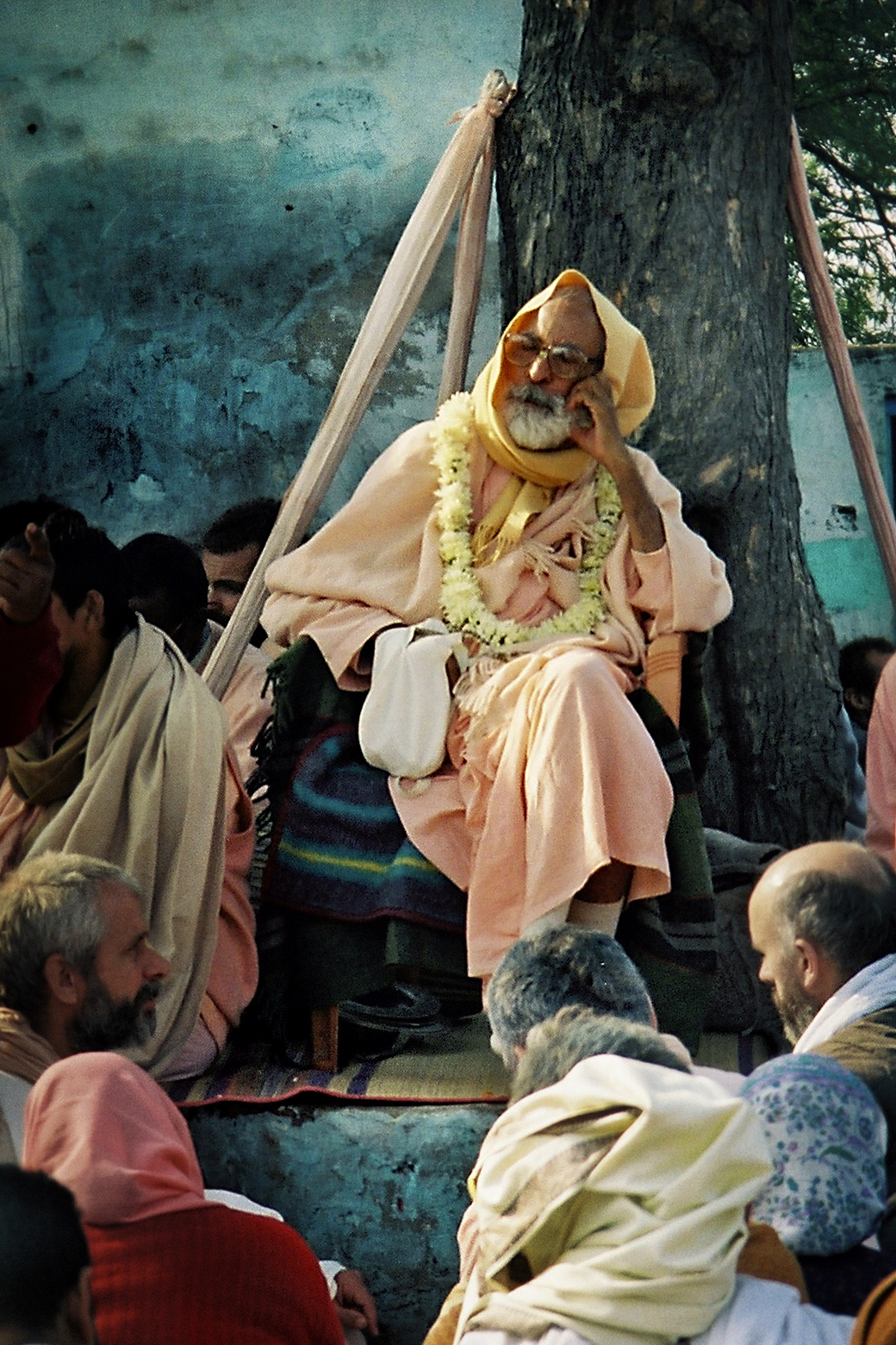 Gurudeva sur un banc