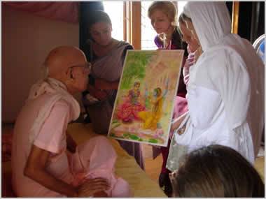 Syamarani showing her painting to Gurudeva